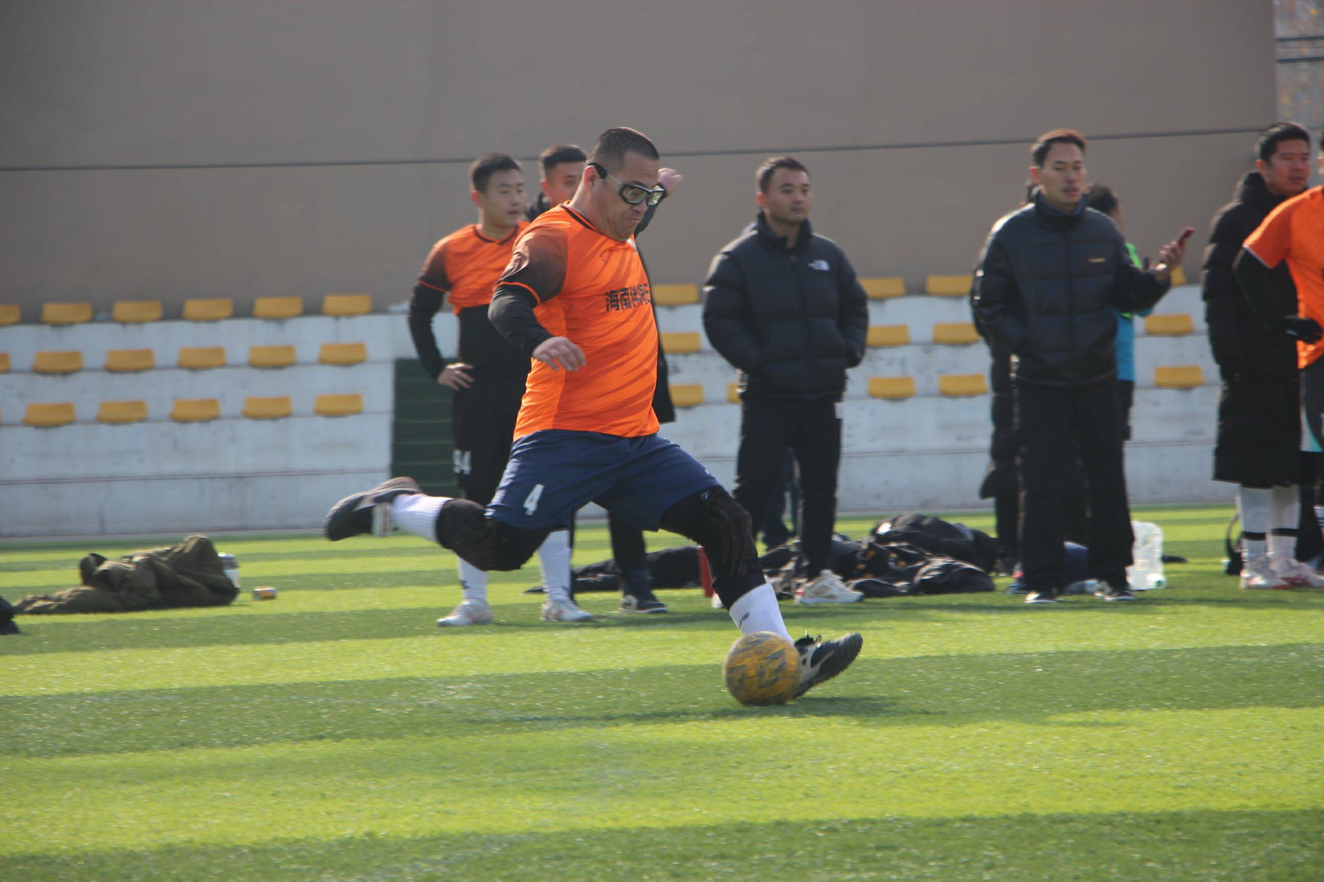 足球比赛中意外事故引人深思